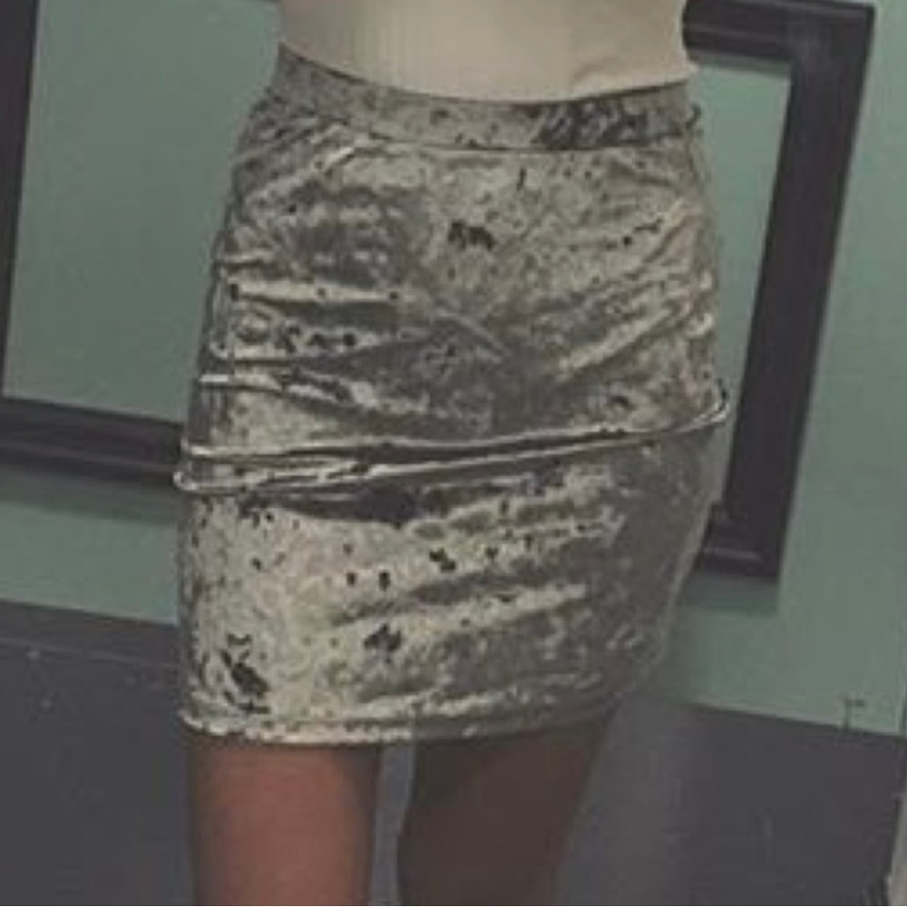 *BRAND NEW* Short Olive Green Forever 21 Skirt